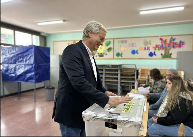 A választás győztese, José Antonio Kast az urnákhoz járulva. Az általa vezetett Partido Republicanos lett az Alkotmánytanács vezető ereje