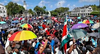 Suriname: „Chan” Santokhi bajban van