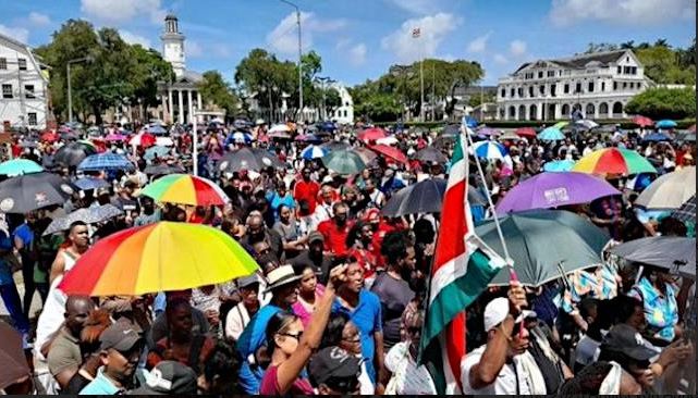 Tüntetés a magas megélhetési költségek ellen a fővárosban, Paramaribóban