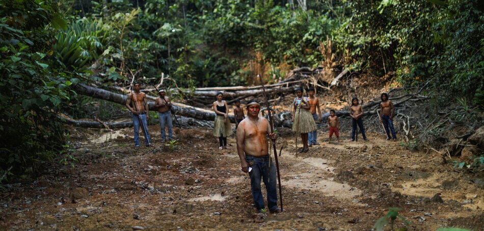 Bennszülött lakosok az Amazonas-medence egyik erdőirtott területén