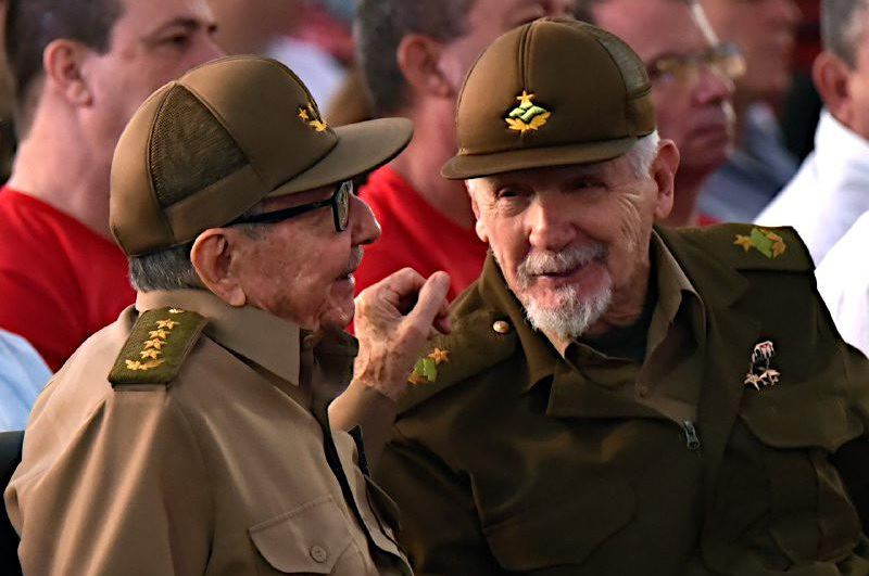 Raúl Castro (balra) és Ramiro Valdés a szerdai eseményen