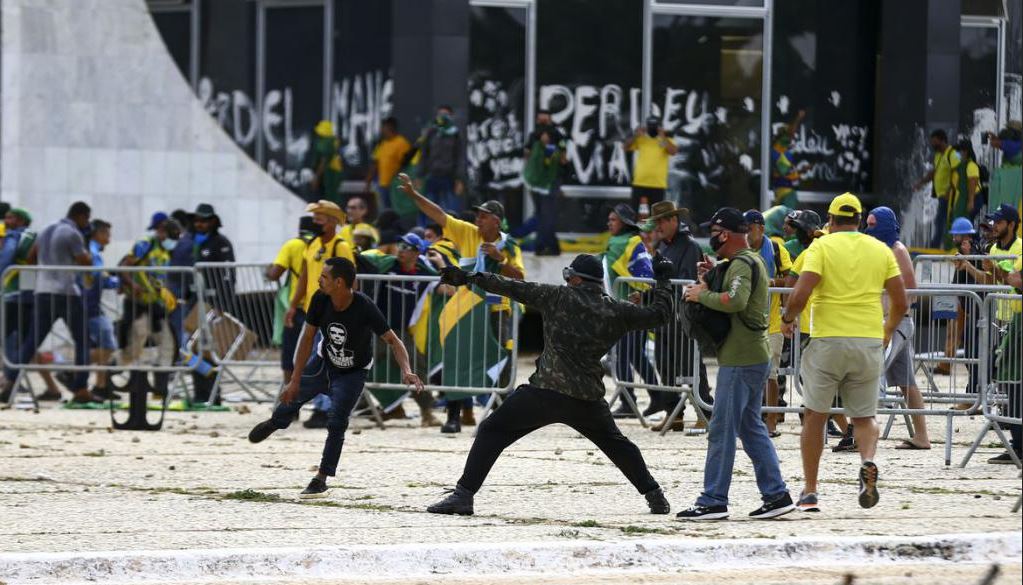 Ultrajobboldaliak megtámadták a brazíliai kormányépületet, hogy kikényszerítsék Bolsonaro visszatérését