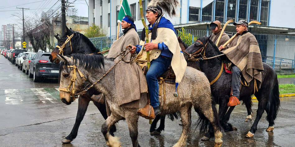 A Machi Celestino Cordova megérkezik a temucoi börtönbe, hogy Mapuche szertartást tartson