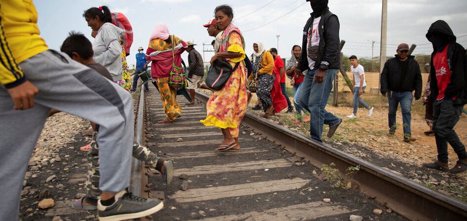 A Wayuu tagjai a szénszállítások blokkolása után Kolumbiában