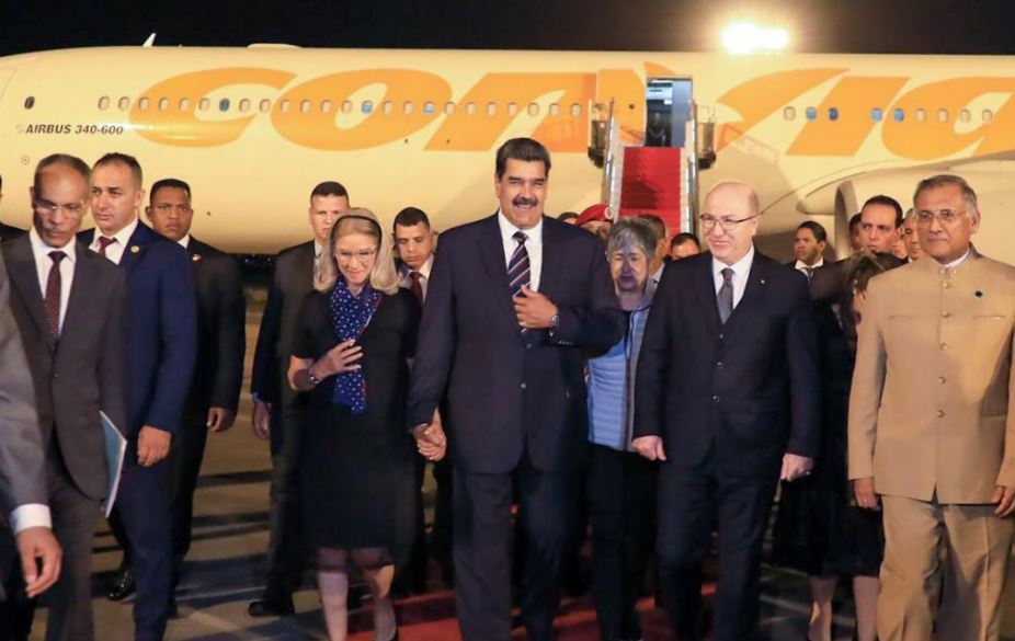 Aymene Benabderrahmane algériai miniszterelnök és Maduro Algírba érkezésekor