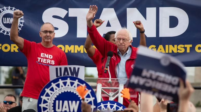 Bernie Sanders és az UAW elnöke, Shawn Fain egy gyűlésen