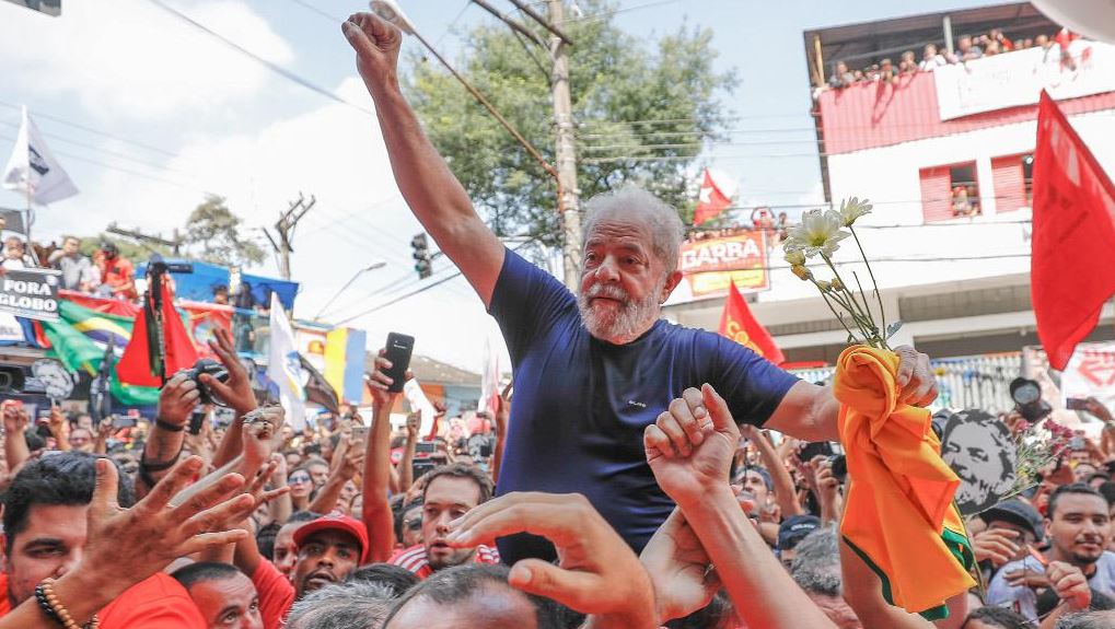 Brazília volt elnöke támogatóival 2018. április 7-én, nem sokkal börtönbe vonulása előtt