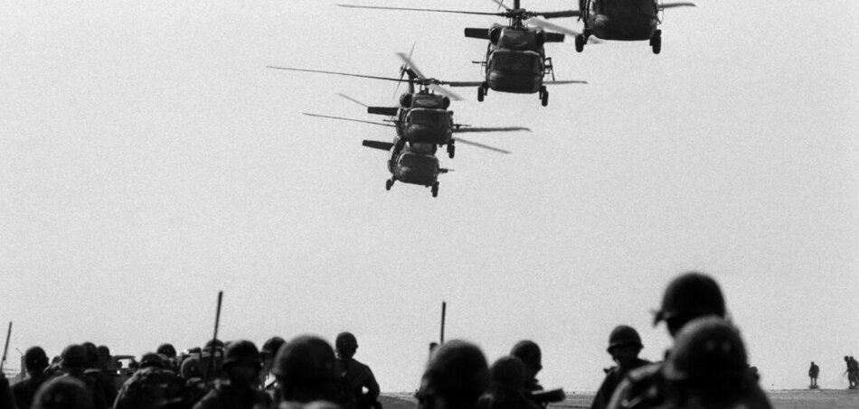 A „Sürgős düh” hadművelet: amerikai helikopterek katonákat szállítanak a karibi Grenada szigetére 1983 októberének végén