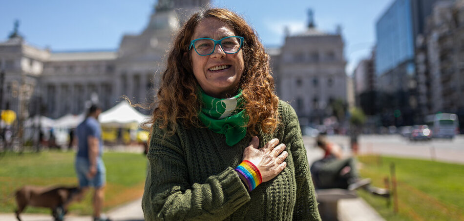 Analía Mas feminista ügyvéd, aki részt vett a „Nemzeti Kampány a Biztonságos, Szabad és Legális Abortuszért” programban. A képen az argentin kongresszus épülete előtt, ahol több aktivistával gyűlt össze, hogy rávegye a politikusokat a törvény elfogadására. A mozgalomnak egy zöld kendő volt a szimbóluma, amelyet Mas visel a képen a nyakában