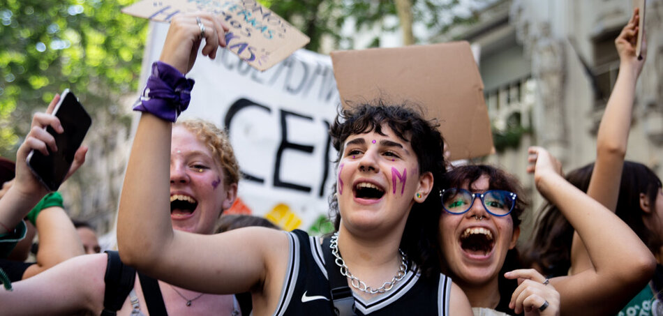 Fiatal nők egy csoportja vonul az Avienda 9 de Julio sugárúttól a Nemzeti Kongresszus épületéhez a Women’s Struggle Day napján. A rendezvény egyik szlogenje: „Élni akarunk, szabadon és adósságmentesen!” Ez arra a kölcsönre vonatkozik, amelyet Argentína a Nemzetközi Valutaalaptól vett fel és ez a legnagyobb volt az IMF történetében