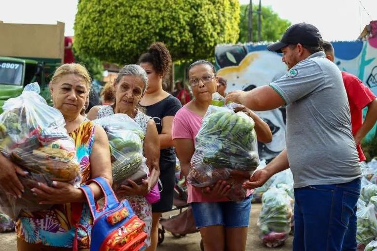 Az MST bioélelmiszereket osztogat Londrina déli részén, Paraná államban