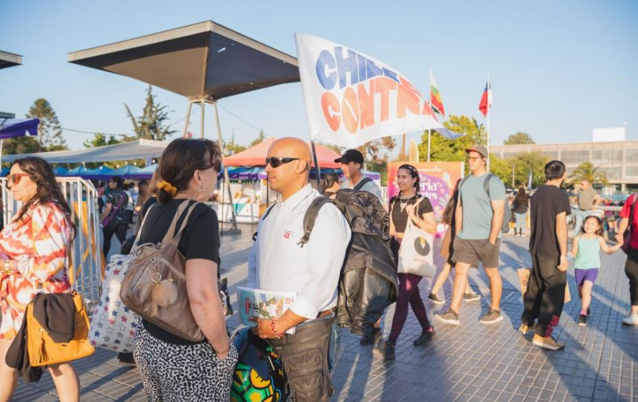 Az utolsó pillanatban is még érdemes meggyőzni az embereket. Egy aktivista beszélget egy járókelővel