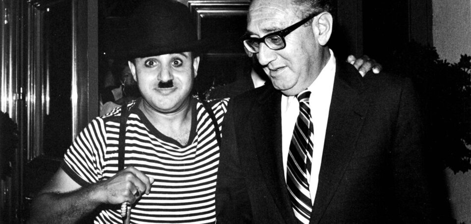 Kinek az emléke maradandó? Chaplin játszotta a nagy diktátort, Kissinger adta a tanácsokat (balra Samir Kamoun)