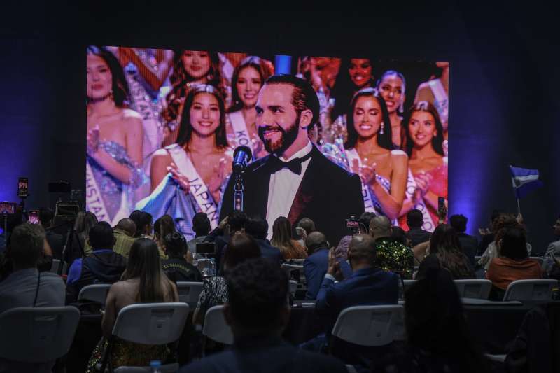 Sugárzó propagandamutatvány Bukele a novemberi Miss Universe szépségversenyen