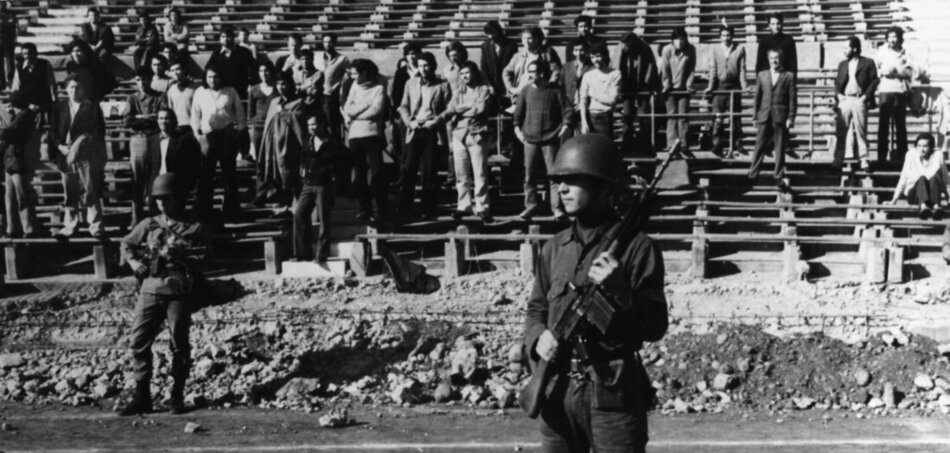 A FIFA nem látott okot arra, hogy ne rendezzék meg a mérkőzést: „A pálya tökéletes állapotban volt, és az összes fogoly még mindig az öltözőben volt”. A santiagói Estadio Nacional, amelyet az 1973. szeptember 11-i puccs után fogolytáborrá alakítottak át.