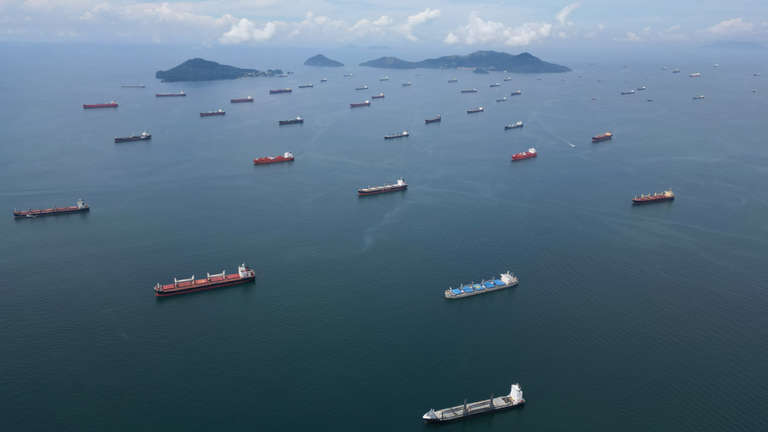 Hajók várakoznak a Csendes-óceánon 2023 augusztusában, hogy behajózhassanak a Panama-csatornába