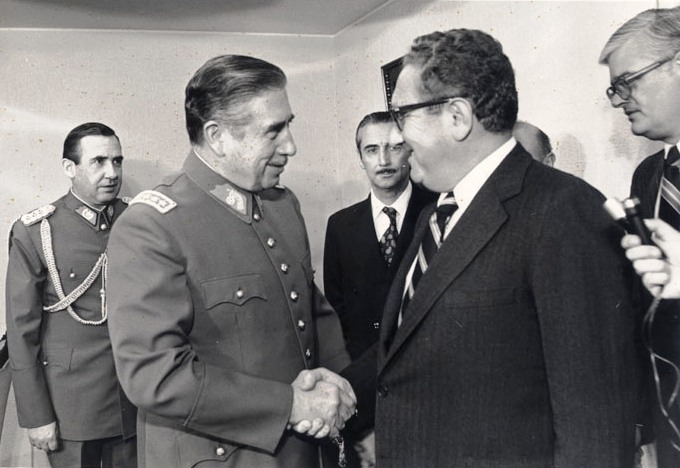 Henry Kissinger melegen üdvözli Augusto Pinochetet 1970-ben, nem sokkal azelőtt, hogy a Salvador Allende elleni puccsal átvette a hatalmat