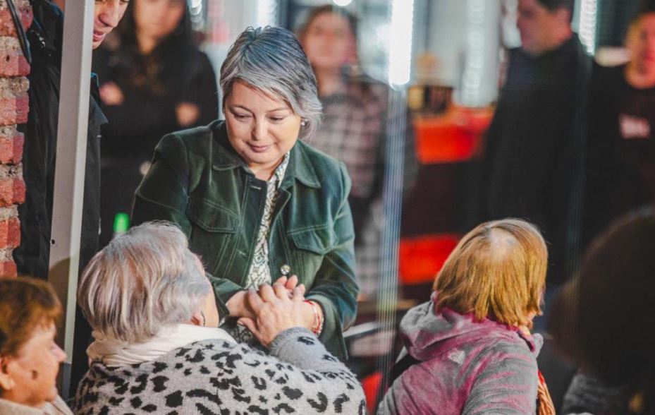 Jeanette Jara munkaügyi miniszter ismerteti a nyugdíjasoknak a közelgő reformot