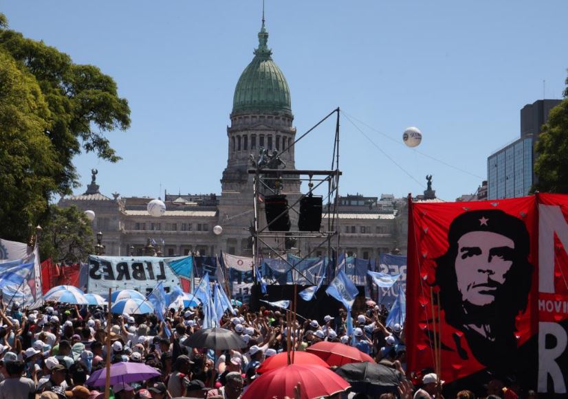 Százezrek gyűltek össze a Kongresszus téren. A zászlón Ernesto „Che” Guevara, aki Argentínában született