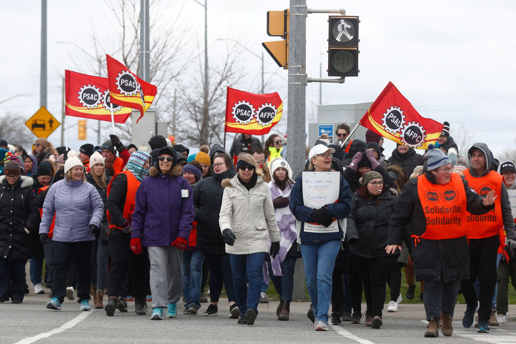 A sztrájkoló Public Service Alliance of Canada (PSAC) dolgozói 2023. április 19-én a kanadai Kingstonban