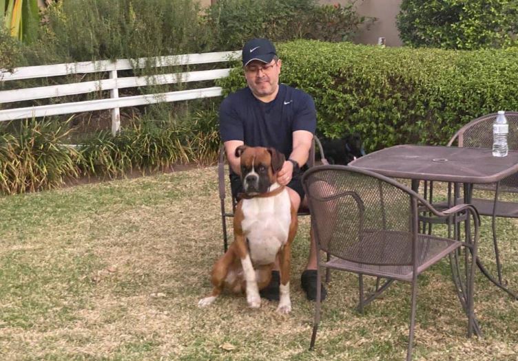 JOH kutyájával a hondurasi fővárosban lévő háza udvarán nem sokkal letartóztatása előtt
