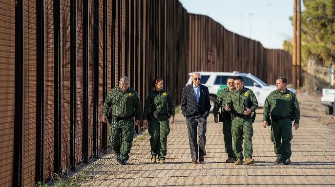 Joe Biden határőrökkel együtt vizsgálja a mexikói határt