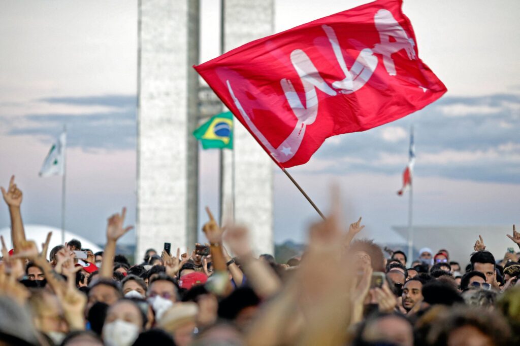 „Lula” már egy éve Brazília elnöke. A jelenlegi brazil államfő támogatóinak tüntetései Brazíliában