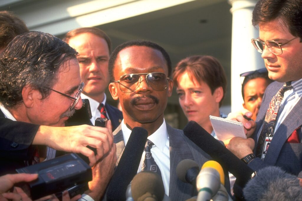 A puccsal megbuktatott haiti elnök, Jean Bertrand Aristide a sajtó kérdéseire válaszol a washingtoni Fehér Ház előtt 1991. október 4-én.