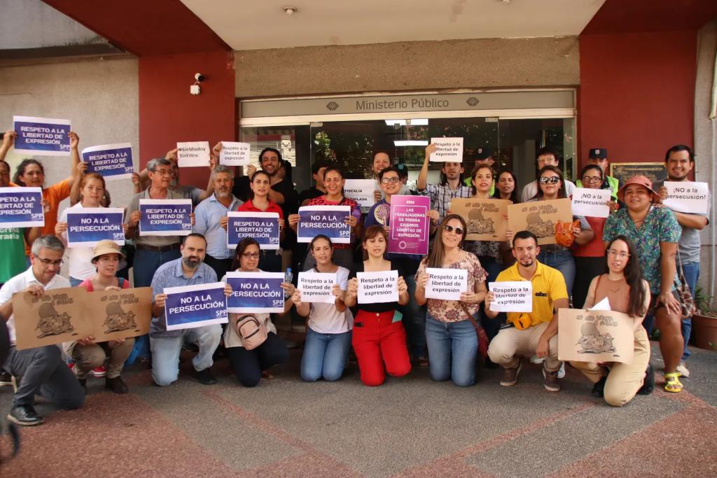 Az SPP újságíró szakszervezet tüntetése a paraguayi ügyészség előtt