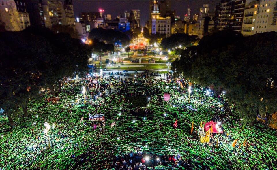 Az első #NiUnaMenos (egy nővel sem kevesebb) felvonulás az abortusz legalizálásáért