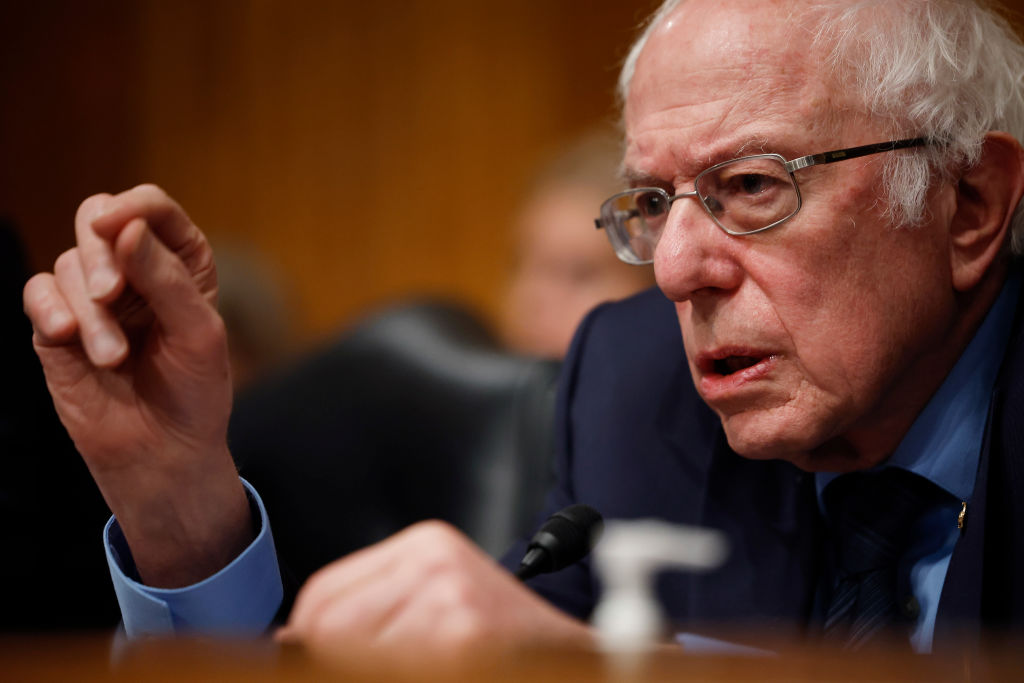 Bernie Sanders egy, a munkaidővel kapcsolatos szenátusi meghallgatáson