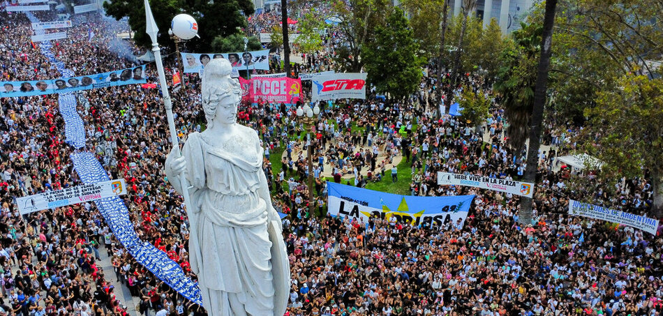 Emlékezés a múltra: százezrek vonultak végig vasárnap a Buenos Aires-i Plaza de Mayón