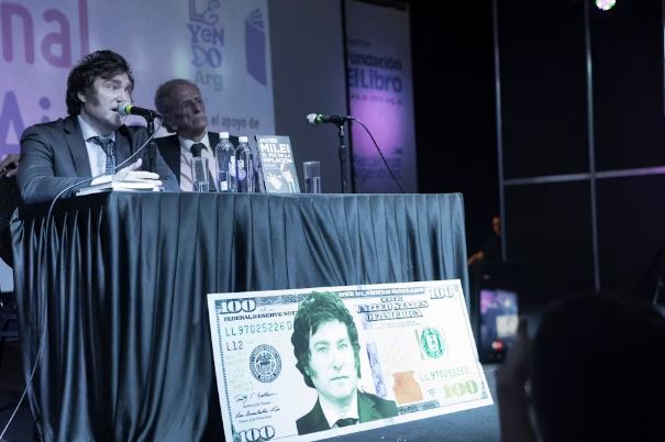Milei a választási kampányában a dollár mint fizetőeszköz bevezetése mellett kampányolt - ettől a törekvéstől egyelőre tartózkodott