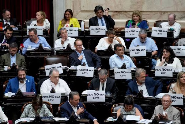 „NEM fogadjuk el a törvényt!” - olvasható számos táblán a parlament alsóházában a Milei elnök új ultraliberális kormányának törvénycsomagjáról szóló vita harmadik napján