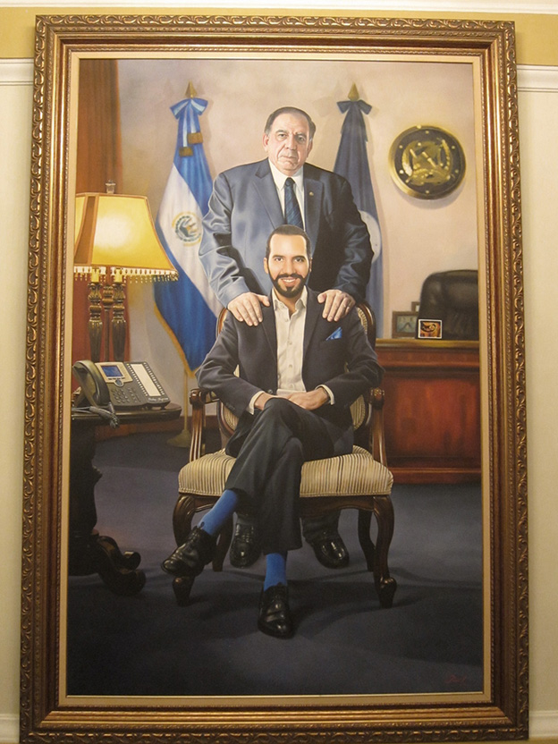 Festmény az elnöki palotában: Nayib Armando Bukele Ortez hivatalban lévő elnök édesapjával, Armando Bukele Kattánnal, nagyvállalkozóval és cégalapítóval