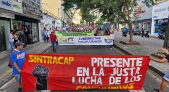 Ezrek tüntetnek Kolumbiában Petro elnök egészségügyi reformja mellett
