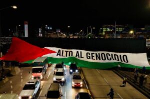 „Állítsátok meg a népirtást”: palesztin zászló egy bogotai utca felett