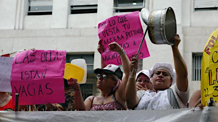 Az Ollas populares alkalmazottainak tiltakozása a Milei-kormány ellen