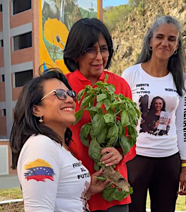Az április 30-i beiktatáson Ayari Rojas (balra) és Ycedia Bodeo (jobbra) üdvözölte Rodríguez alelnököt