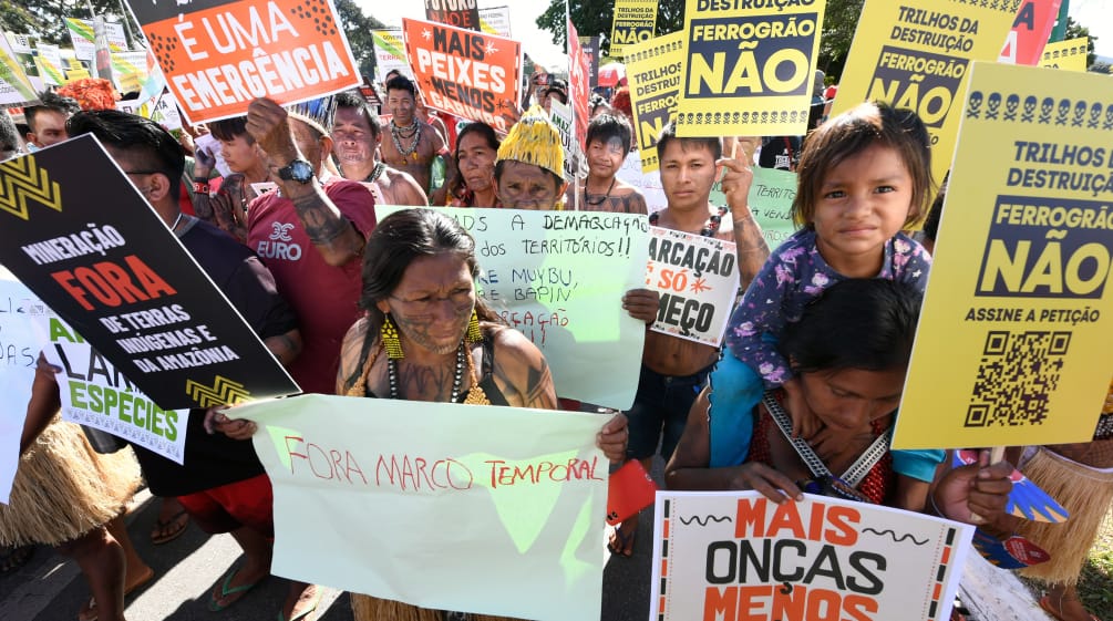 Bennszülöttek tüntetnek a 2024-es brazíliai szabad ország táborban