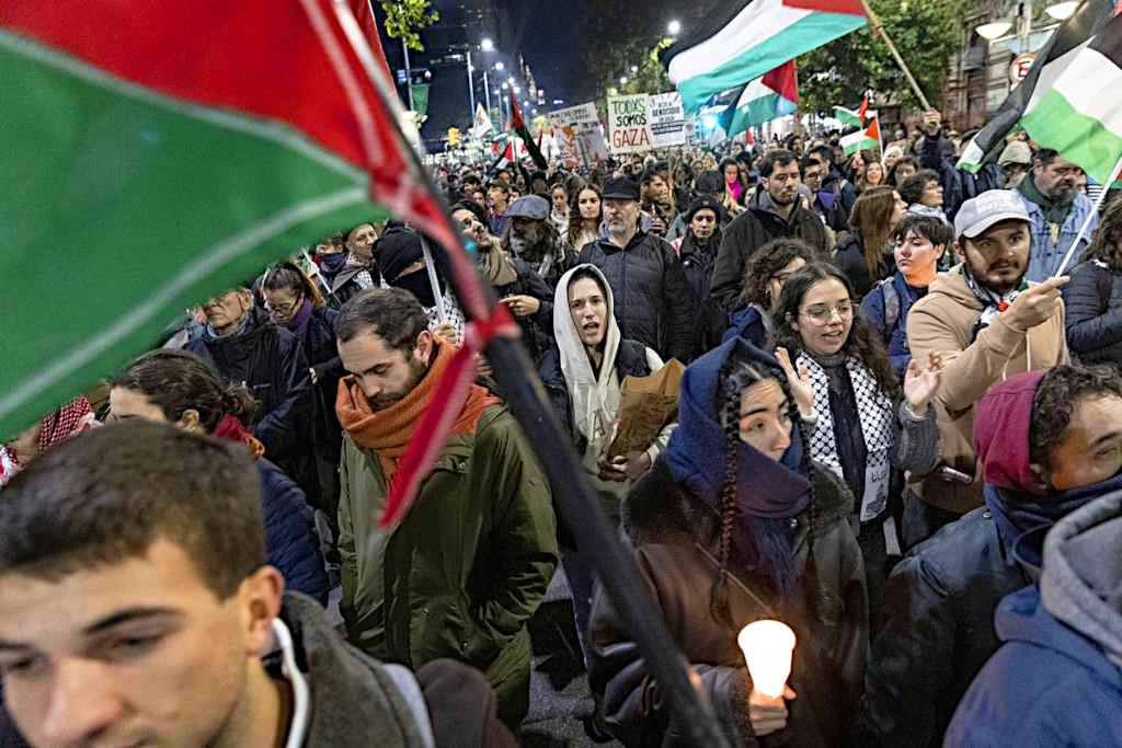 Ezrek tiltakoznak Uruguayban a gázai háború ellen - és a jobboldali Lacalle Pou-kormány hozzáállása ellen
