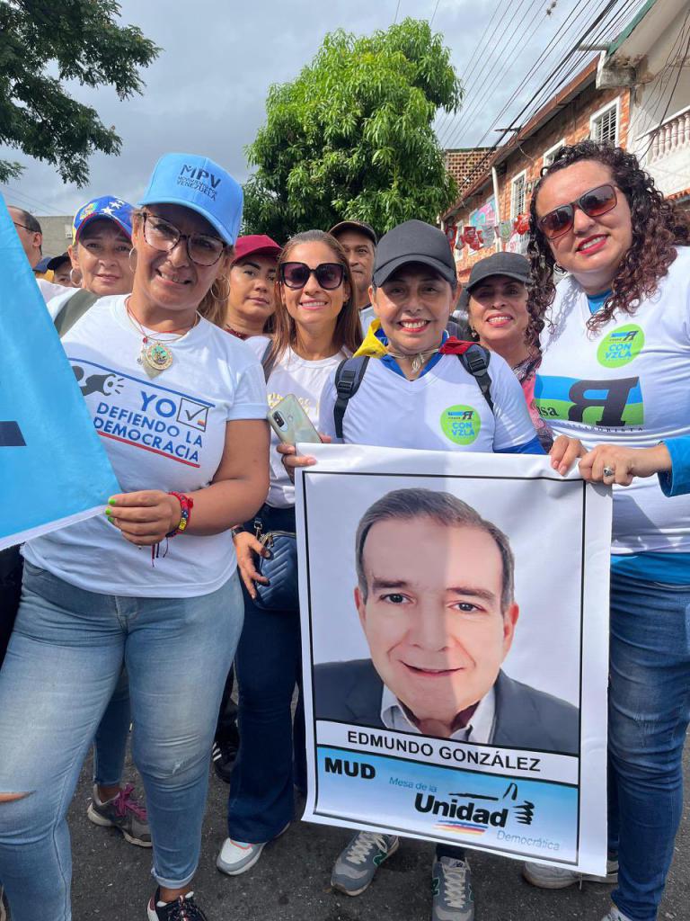 González támogatói a választási kampánynyitón