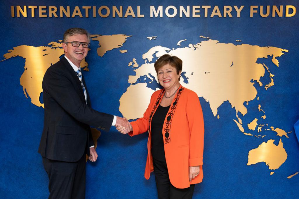 Juan Vega, Ecuador gazdasági és pénzügyminisztere és Kristalina Georgieva, az IMF vezérigazgatója