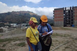 Két nő az Antímanóban található „Jorge Rodríguez Padre” lakásprojekt építésvezetői csapatából