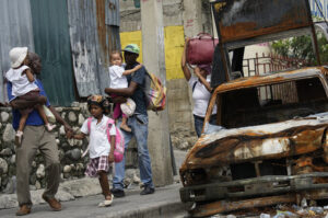 Külsőleg irányított elszegényedési folyamat: utcai jelenet Haiti fővárosában, Port-au-Prince-ben