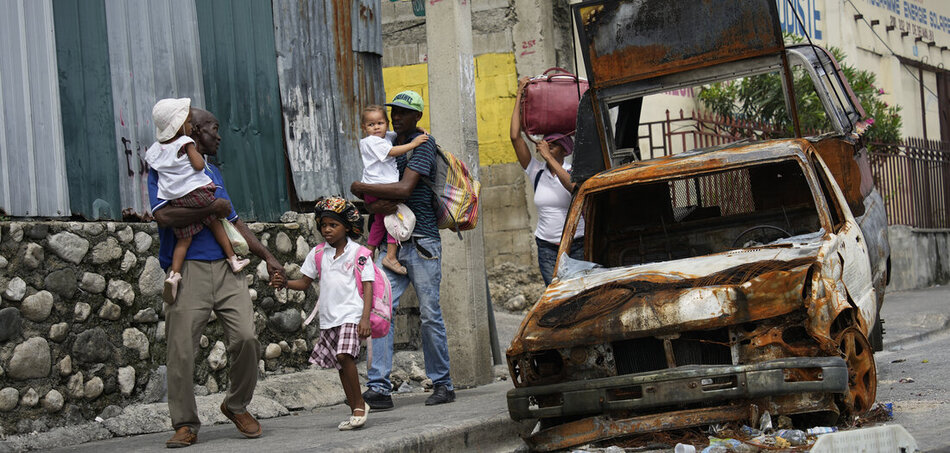 Külsőleg irányított elszegényedési folyamat: utcai jelenet Haiti fővárosában, Port-au-Prince-ben