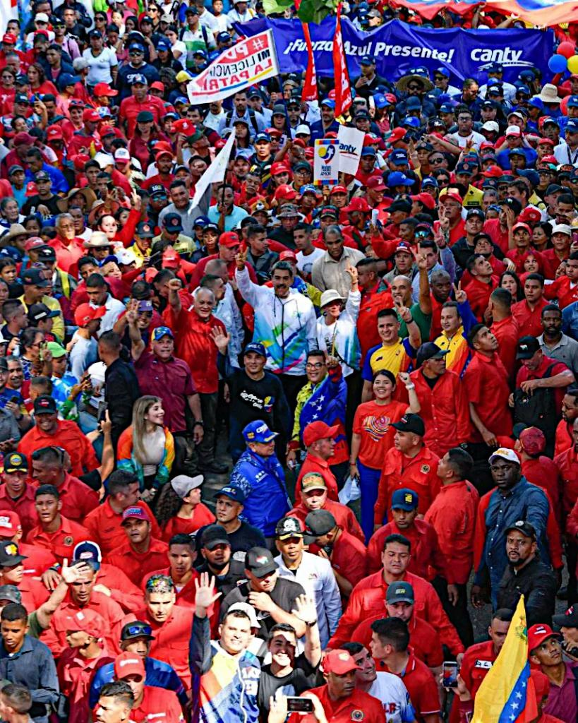 Maduro (középen, fehér zakóban) magasabb bónuszokat jelentett be, de a minimálbér továbbra is befagyasztva marad