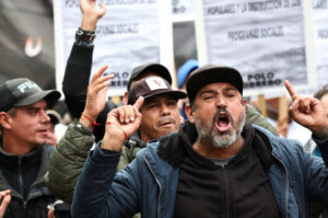 „Soha ne térdelj le”: tüntetés az elnöki palotánál Buenos Airesben