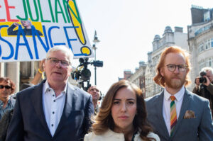 Fellélegezhetnek: Stella Assange (középen) a Wikileaks vezetőjével, Kristinn Hrafnssonnal (balra) és Joseph Farrell ügyvéddel