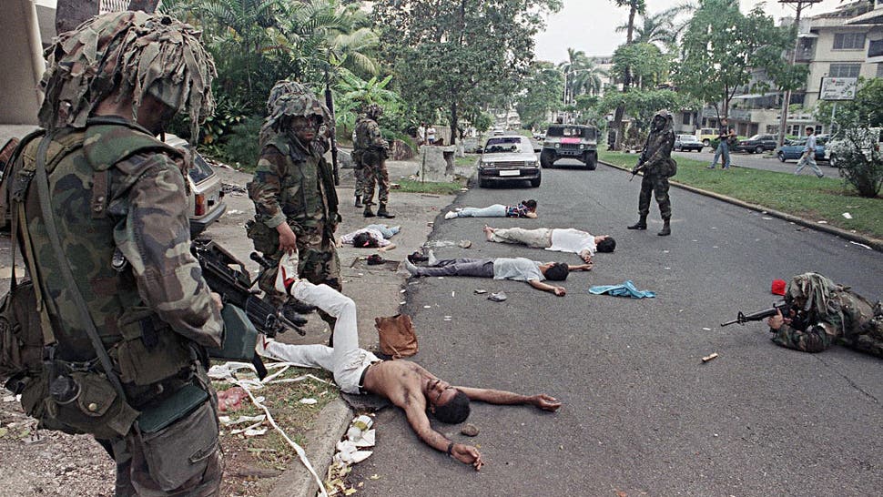 Amerikai katonák őrizetbe veszik a lehetséges gyanúsítottakat Manuel Noriega egyik üzlettársának háza előtt Panamavárosban